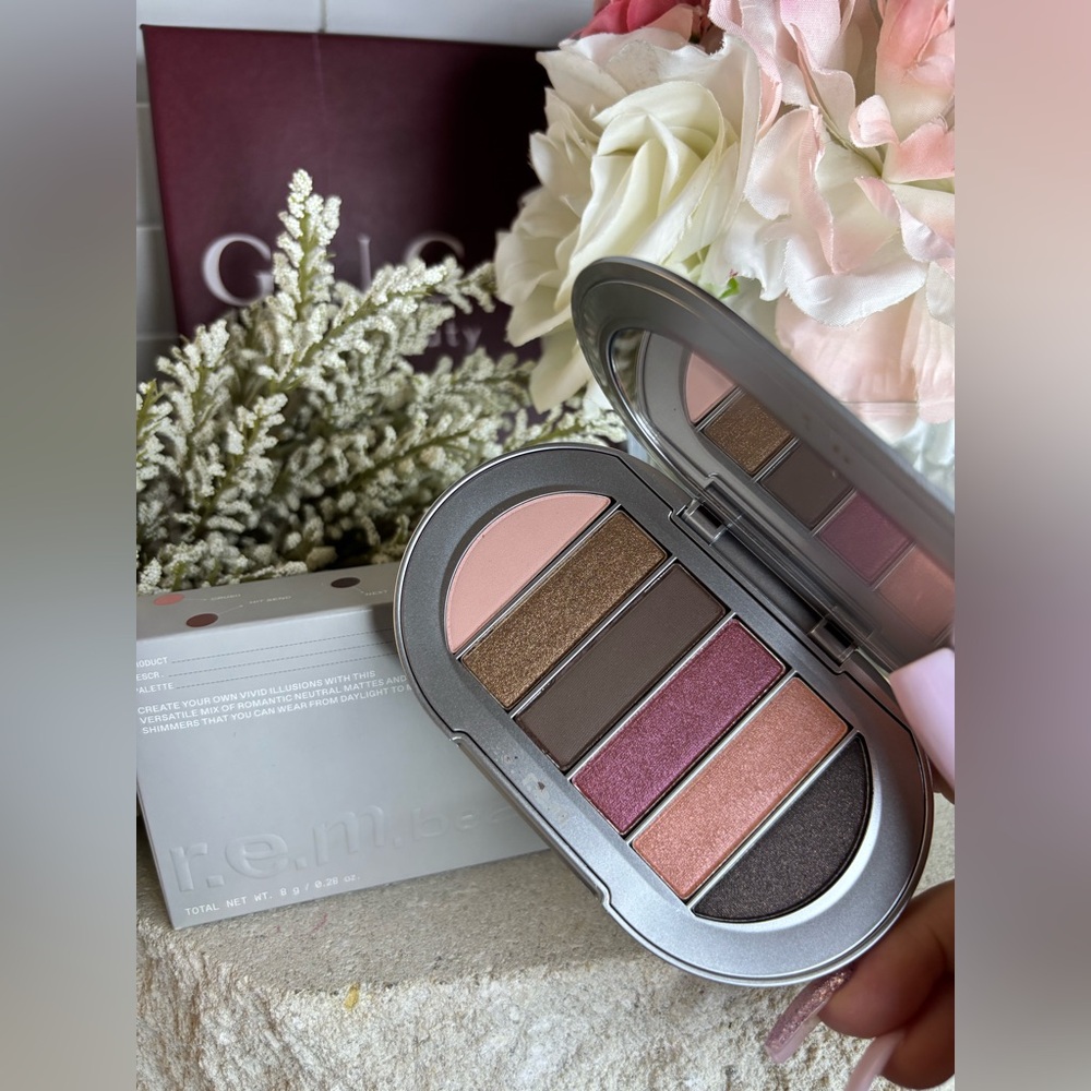NIB - r.e.m. beauty - Midnight Shadows - Eyeshadow Palette - Smitten Kitten